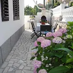 In 5484 Apartament