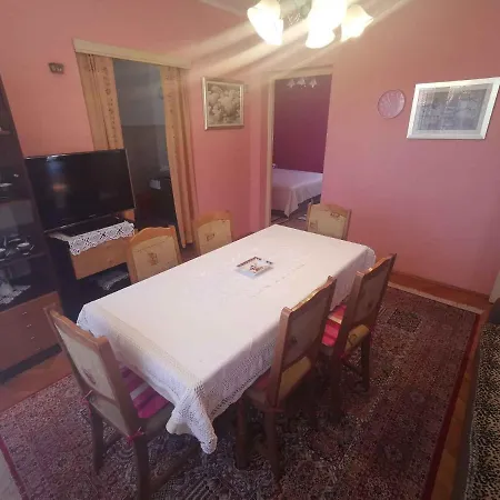 In 5484 Apartment *