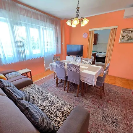 Apartament In 5484