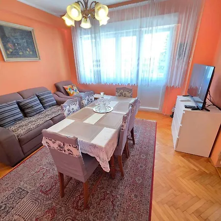 In 5484 Apartament *